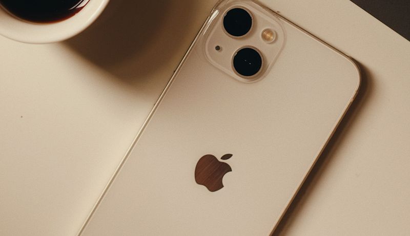 半夜充手機突冒「詭異紅光」！果粉嚇瘋險砸機　iPhone隱藏功能網崩潰：撒旦發明的's story cover image