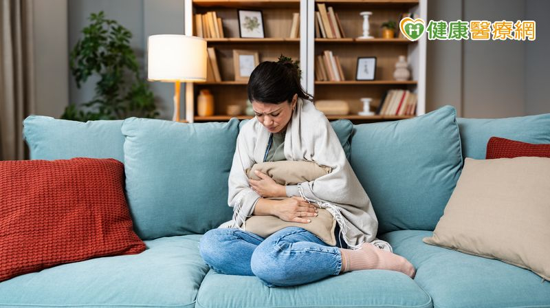 魚刺卡喉嚨吞下去不代表沒事！醫點名5大NG飲食行為「腸穿孔」風險增's story cover image