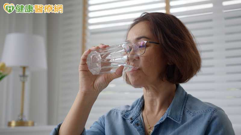 晨起喝水有用嗎？營養師：時間點是其次　總水量達標才是關鍵's OG Image