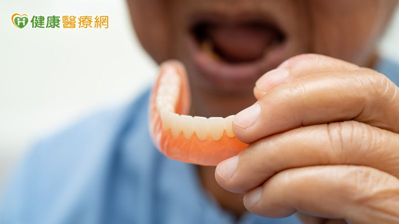 年紀大「牙掉光」屬正常？醫揭慢性病3原因影響牙齒　守住咀嚼力很重要's story cover image