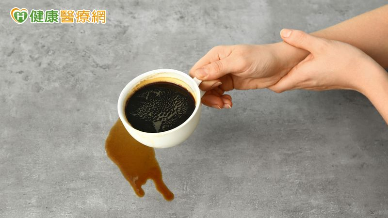 手肘痛到連咖啡都拿不起來！醫揭「高爾夫球肘」警訊　拖久恐手麻無力's story cover image