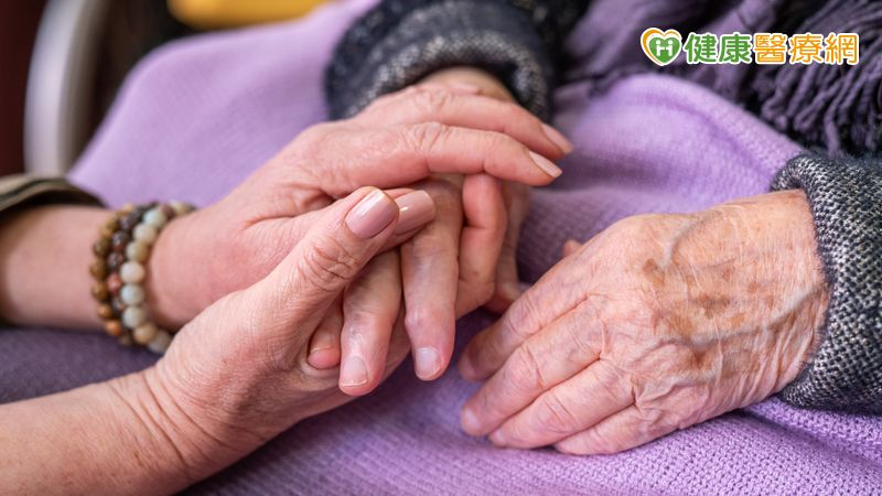 老老相顧成常態？英研究：中高齡者照顧他人時間過長　認知下降風險增's story cover image