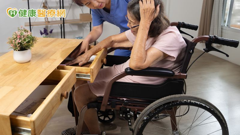 聽不懂玩笑、帳單看不懂？醫警告：可能是阿茲海默症