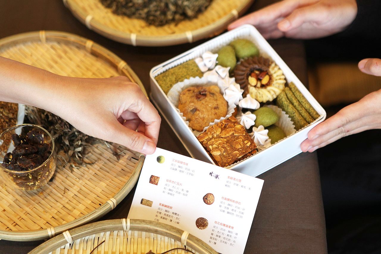 艾草變雪餅，紫蘇蛋白霜，仙草做瓦片，「母語的味蕾」餅乾盒，吃甜點認客家植物's story cover image