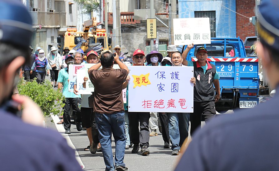 屏東大型風機再闖關，三度說明會交火，業者認可帶動發展，地方高喊「風機滾回去」's story cover image