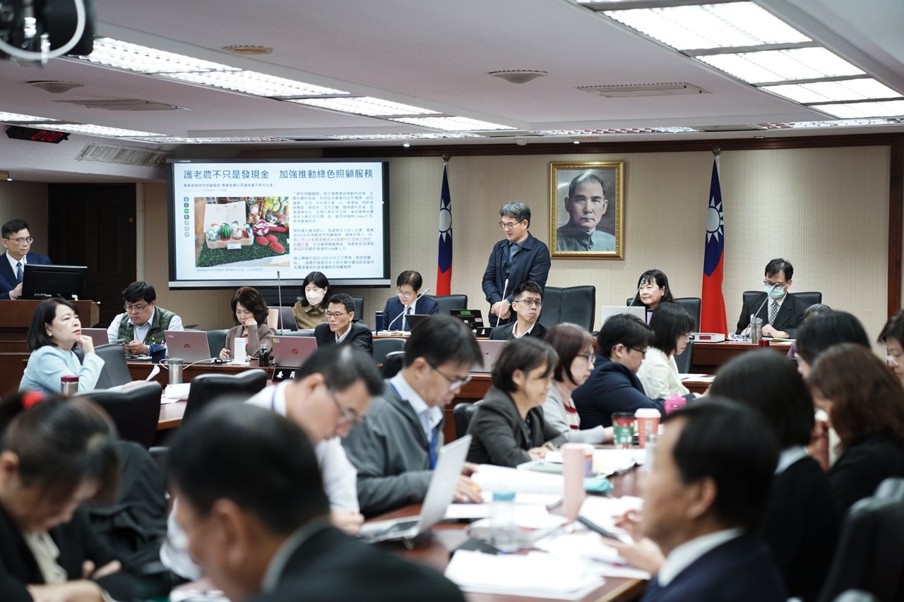 朝野立委齊推老農津貼加碼，若每月 1.2萬，年支出將飆749億，農業部：扭曲財政結構's story cover image