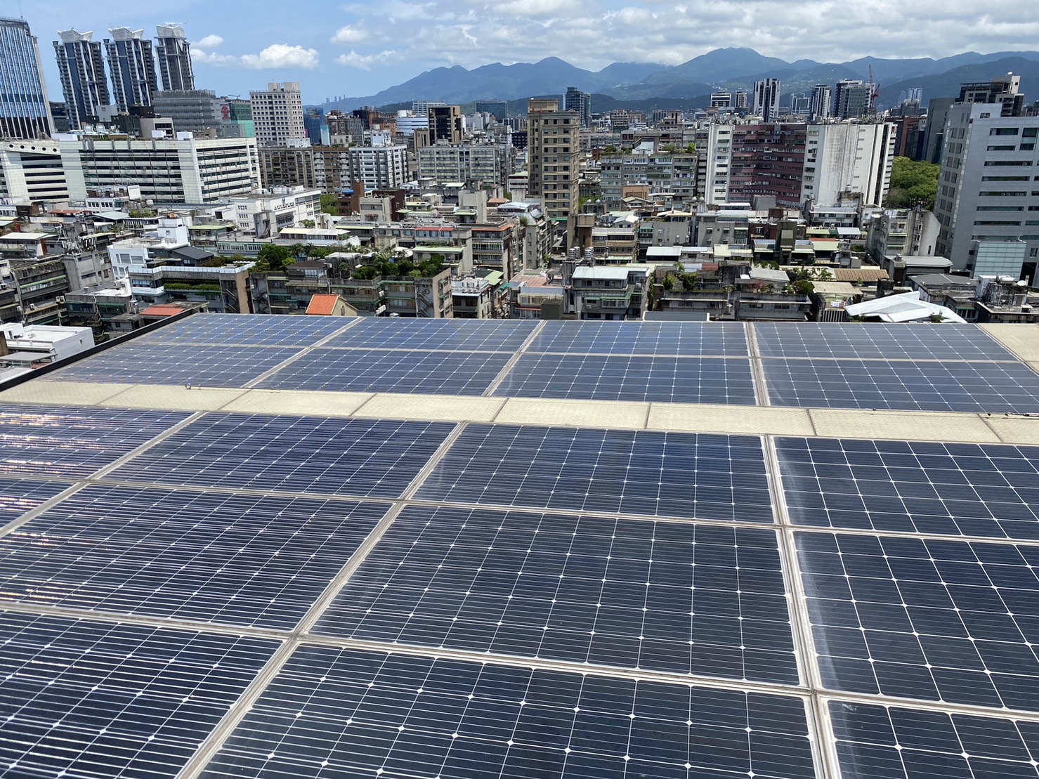 QA:屋頂光電義務新制8/1上路 哪些建築必須裝? 就地發電有何好處? 獨立供電還能增防災韌性's OG Image