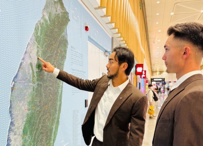 家鄉在這!林家正手指台灣地圖幫費仔補課 網感動喊:大聯盟等級的地理課's OG Image