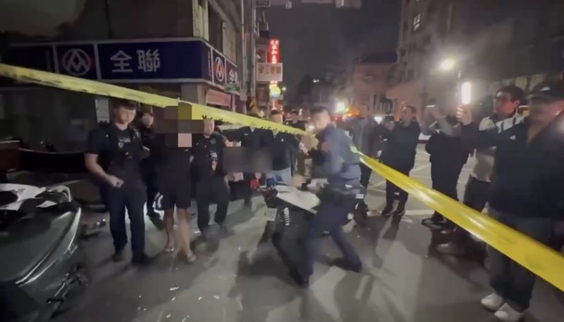 有片/新北深夜槍響!男子違停還拒檢逃逸 警急開槍喝止「車內搜出毒品吸食器」's OG Image